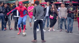 Futbol Sihirbazı Örümcek Adam Kılığına Girerse