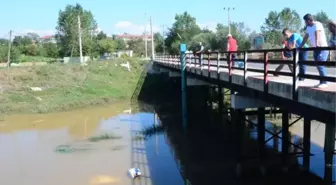 Otomobil Dereye Uçtu, 3 Kişi Yara Almadan Kurtuldu