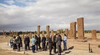 Bilim Adamları Selçuklu Mezarlığı'nı Gezdi