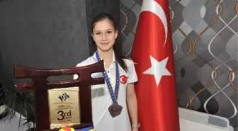 Judo'da Avrupa 3.'sü Olan Gülkader'den Teşekkür Ziyareti