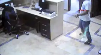 Yerel Radyo Spikeri Otomobilinde Öldürüldü