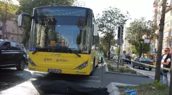 Kadıköy'de Yolun Karşısına Geçmeye Çalışan Kadına, Otobüs Çarptı