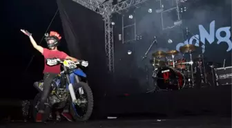 Sahneye Enduro Motosikletiyle Çıktı