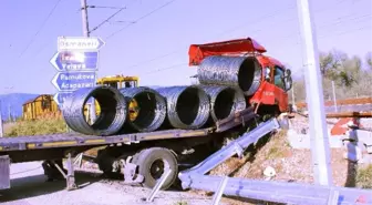 Yoldan Çıkan Tır Tren Yoluna Çarparak Durabildi