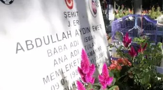 6 Yıldır Şehitliği Muhabbet Kuşuyla Ziyaret Ediyor