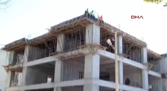 Ücretlerini Alamayan İşçiler Çatıya Çıktı