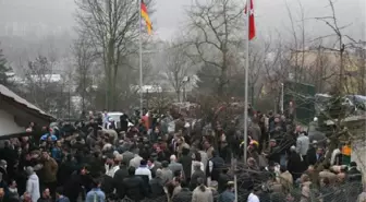 Pforzheim'da Cami Dolunca Bayram Namazı Avluda Kılındı