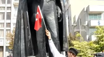 Bingöl'deki Terörist Saldırısına Tek Kişilik Bayraklı Eylem