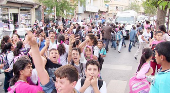 Ortaokul Öğrencileri Üst Geçit İçin Yol Kapattı