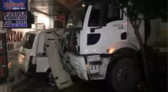 Van'da Çarpışan Araçlar Eczaneye Girdi