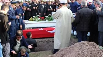 Şehidin Ağlayan 1 Yaşındaki Oğlunu Babasının Toprağı Sakinleştirdi