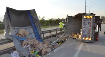 Temizlik Maddeleri Yüklü Kamyon Devrildi