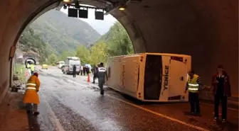 Karabük'te Yola Düşen Kayalar Dehşeti Yaşattı