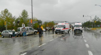 Ambulans Kamyonete Çarptı: 4 Yaralı