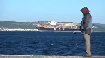 Çanakkale Boğazı'ndan Dev Konteyner Gemisi Geçiyor