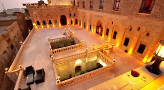 Normale Dönen Mardin Turist Bekliyor