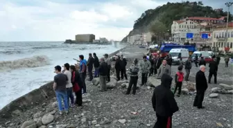 Sahilde Odun Toplarken Dalgalara Kapılan Kadın Denizde Kayboldu