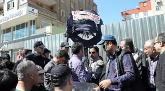 Polis CHP'nin Diyarbakır Adliyesi'ne Çelenk Bırakmasına İzin Vermedi