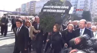 Eskişehir'de CHP'liler Adliye Önüne Siyah Çelenk Bıraktı