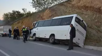 İşçi Taşıyan Midibüs Yan Yattı