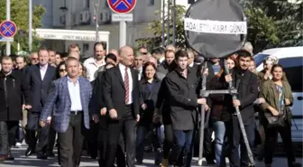 Kocaeli'de CHP'liler Adliye Önüne Siyah Çelenk Bıraktı