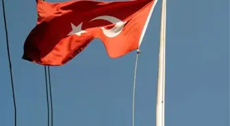 Ankara'da Okul Bahçesindeki Türk Bayrağı İndirildi