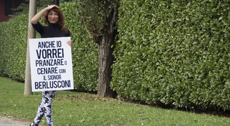 Berlusconi'nin Evi Önünde Pankart Açan Türk Transeksüel