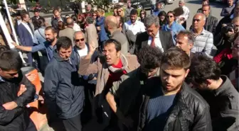 Validebağ'da Mahalleli Bariyerleri Yıkmaya Çalıştı