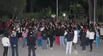 Kız Öğrencilerden Pijamalı Yurt Protestosu