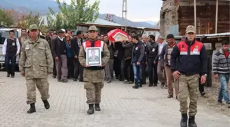 Askerde Hayatını Kaybeden Oğlunun Tabutunu Annesi Gözyaşlarıyla Taşıdı