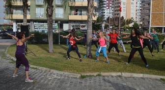 Mezitli'de Kadınlar 'Zumba' Dansı ile Spor Yapıyor