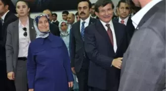 Başbakan Davutoğlu, Tedavi Gören Arkadaşını Hastanede Ziyaret Etti