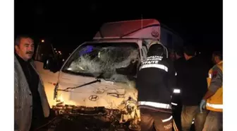 Sakarya'da Otomobil Kamyonetle Çarpıştı: 1 Ölü, 2 Yaralı