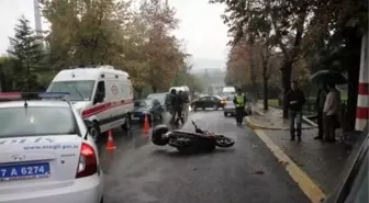 Kaza Yapan Motosiklet Sürücüsünü Kaskı Kurtardı