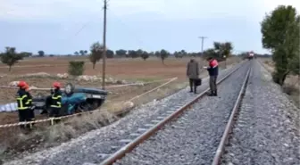 Ulubey'de Lokomotif, Otomobili Altına Alıp 50 Metre Sürükledi: 2 Ölü