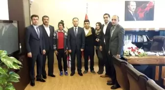 Hokey Takımlarından Kaymakam Dursun'a Ziyaret