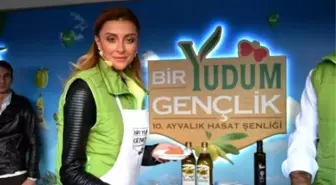 Ünlü Manken Özge Ulusoy Ayvalıklılara Zeytin Yağlı Somon Balığı İkram Etti