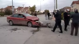 Sebze Yüklü Kamyonet Otomobille Çarpıştı