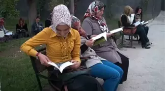 Kadınlar, Hükumet Konağı Önünde Kitap Okudu