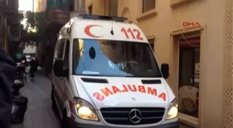 Polis Merkezinde 2 Kişi Bıçakla Yaralandı