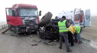 TIR Çarpan Traktörün Sürücüsü ile Oğlu Ağır Yaralandı