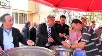 Hisarcık Belediye Başkanı Çalışkan, Vatandaşlara Aşure Dağıttı