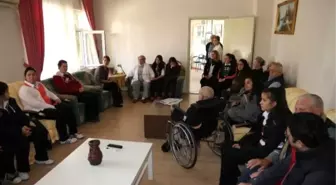 Kız Öğrenci Yurdundan Huzurevine Sürpriz Ziyaret
