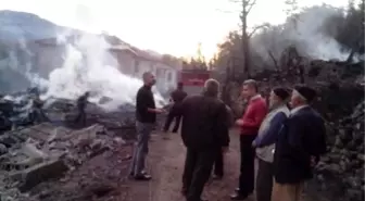 Kastamonu'da 2 Ev, 2 Ambar ve 1 Samanlık Yangında Küle Döndü