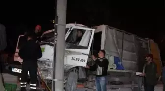 Bolu'da Freni Boşalan Çöp Kamyonu Önüne Gelene Çarptı