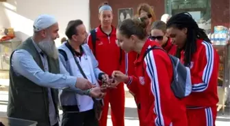 Kadın Basketbolcular, Esnafı Dolaşarak Destek İstedi