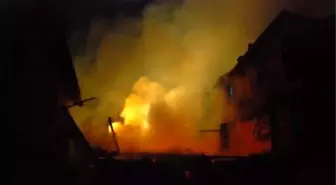 Köyde Çıkan Yangında 3 Ev Kül Oldu