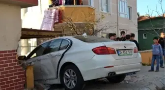 Yoldan Çıkan Araç Binanın Bahçesine Girdi