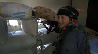 Kobani'de Kadınlar da Mevzide