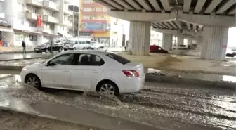 Kuşadası'nda Çevre Yolu Yağmurla Göle Döndü